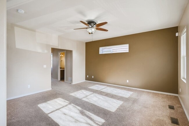 Building Photo - $2170 | 3BR / 3.5BA | Pet Friendly Townhou...