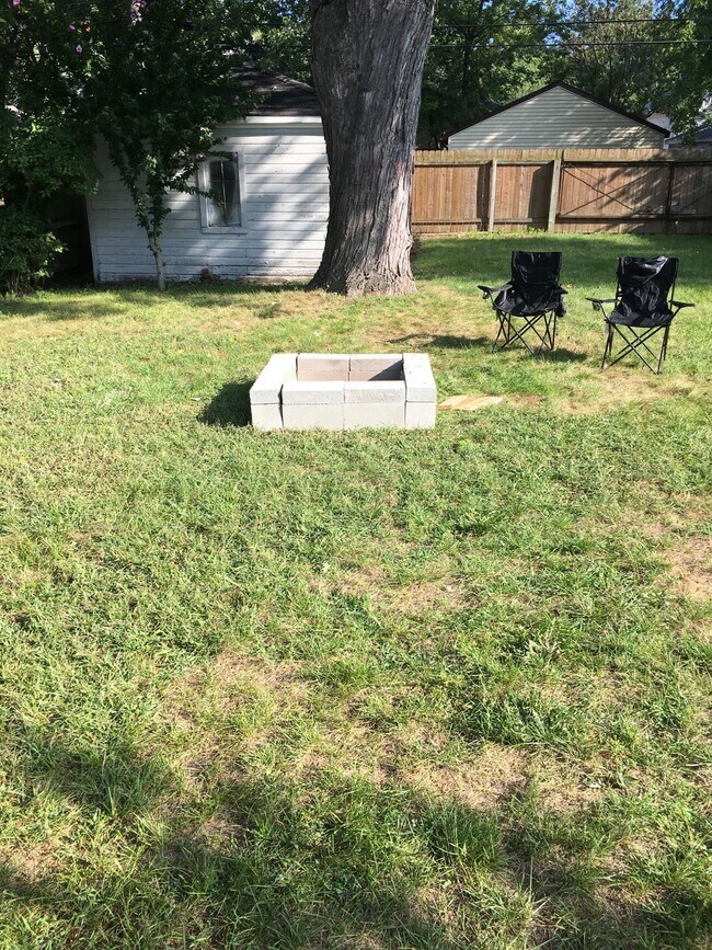 Building Photo - 401 E Cambourne St