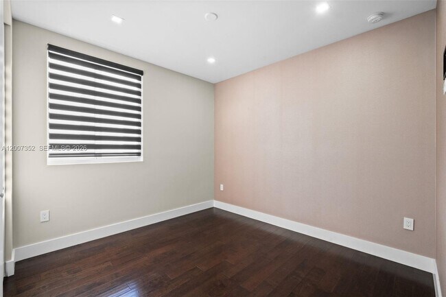 Building Photo - 7534 NW 98th Ave