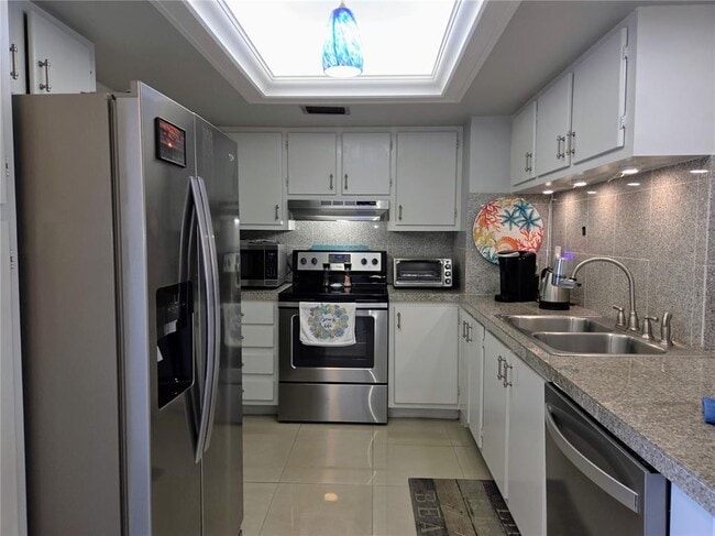 Building Photo - 285 107th Ave