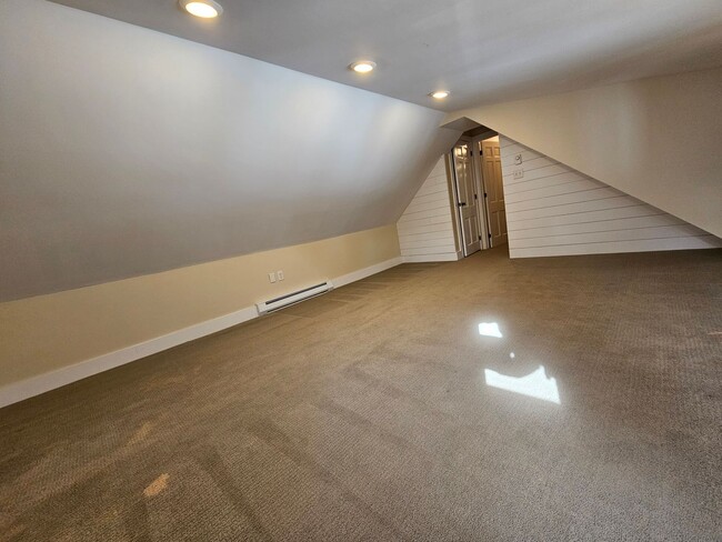 Building Photo - 4 Bedroom, 2.5 Bath House for Rent