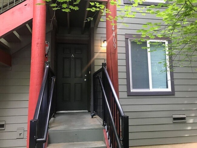 Primary Photo - Updated Condo Near Microsoft - Bellevue & ...