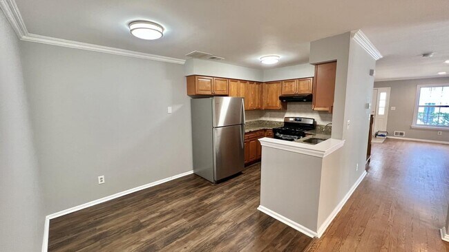 Building Photo - 833 Mariposa Ct