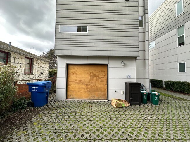 Building Photo - 3 Bedroom Central District Townhome w/ Garage, AC & Rooftop Deck