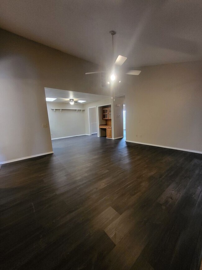 Building Photo - (2) Bed/(2) Bath w/ Storm Shelter Avail NOW!