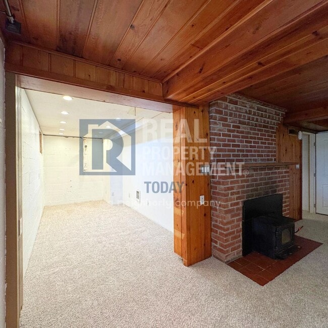 Building Photo - Charming 3 Bedroom Move In Ready!