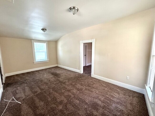 Building Photo - Old World Charm 2 bedroom / 1 bath