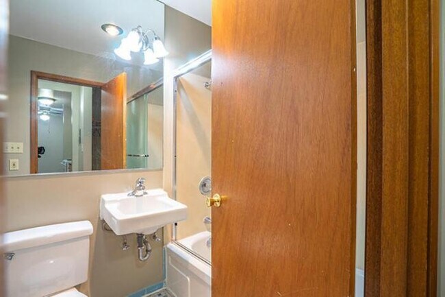 Building Photo - 1 bedroom in Seattle WA 98102