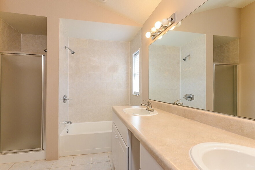 Building Photo - 28434 Meadowrush Way