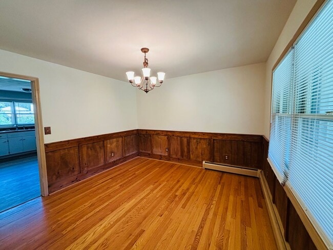 Building Photo - 616 Broce Dr