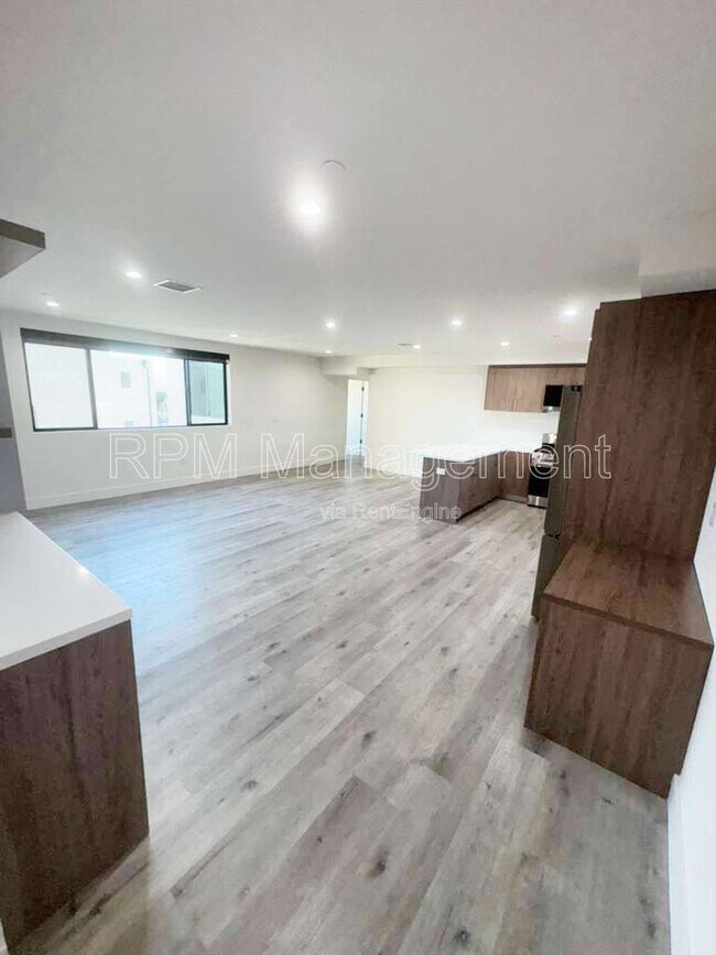 Building Photo - 5923 Laurel Canyon Blvd