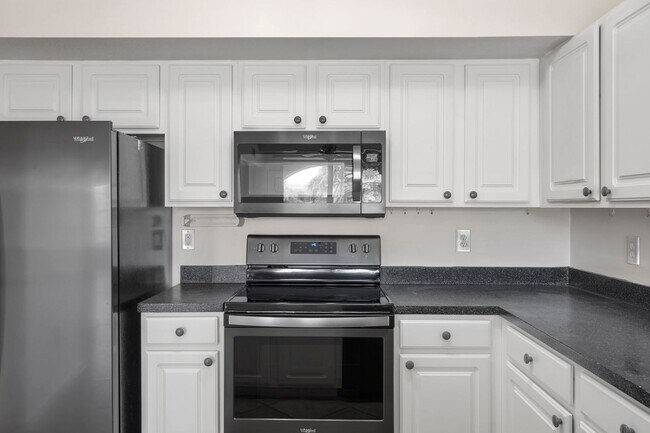 Building Photo - Resort-Style Living in the Heart of Fort Myers