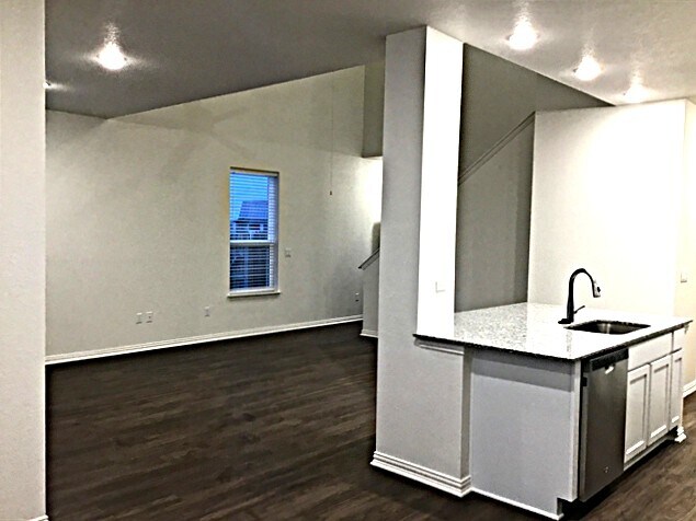 Building Photo - 2710 Brogan Crk