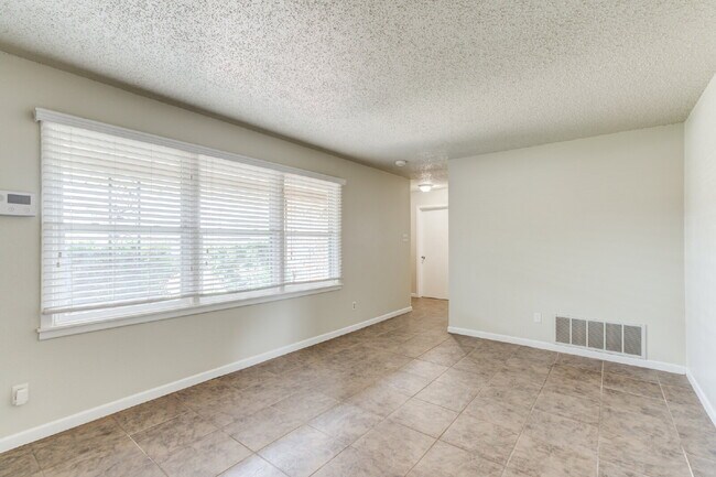 Building Photo - Spacious 3/2 in Central Lubbock!