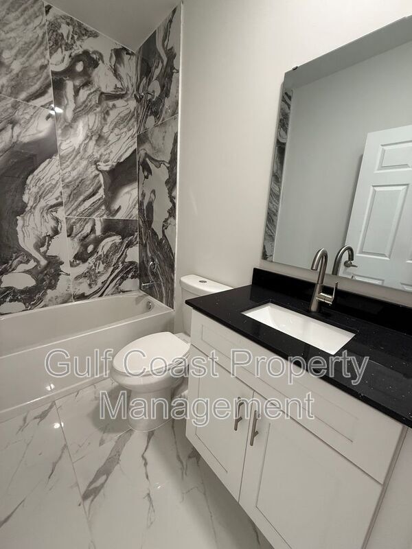 Building Photo - 1726 NE 13th St