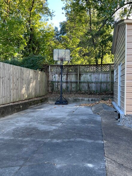 Building Photo - 1439 Eastmoreland Ave