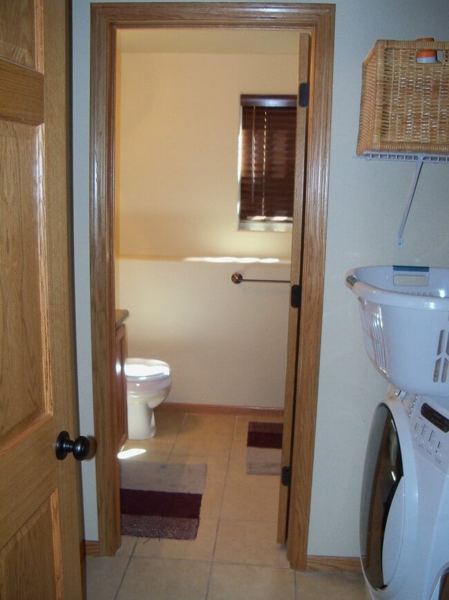 Building Photo - 4 BEDROOM | 3 BATH | TRI-LEVEL HOUSE | RAP...