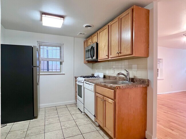 Building Photo - Spacious 1 BR w/ Private Entrance & Renova...
