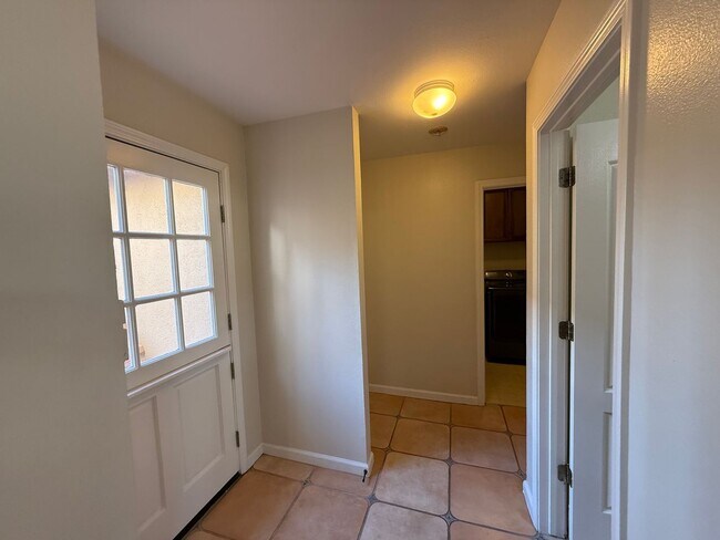 Building Photo - 5 bedrooms located in Redbridge Gated Community!