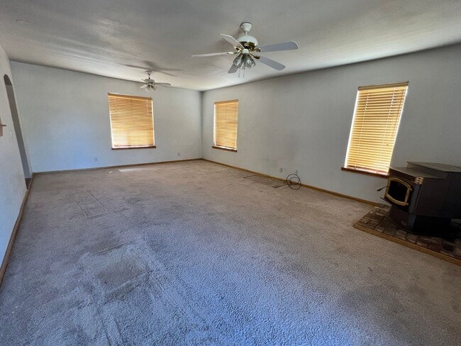 Building Photo - BEAUTIFUL Mountain Home