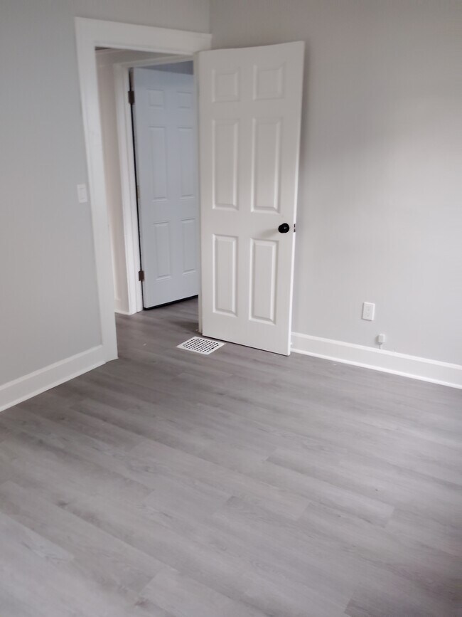 Building Photo - 2215 Hood Ave