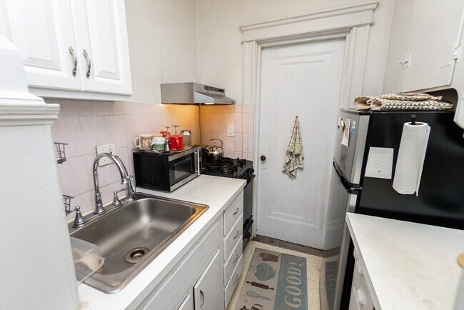 Building Photo - 118 Riverway