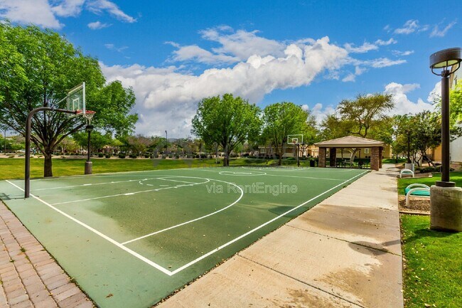 Building Photo - 1384 S Sabino Dr