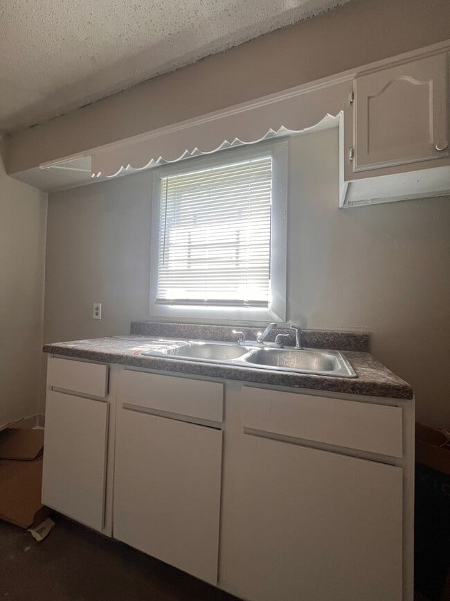 Building Photo - Newly Renovated Unit in Heart of Memphis