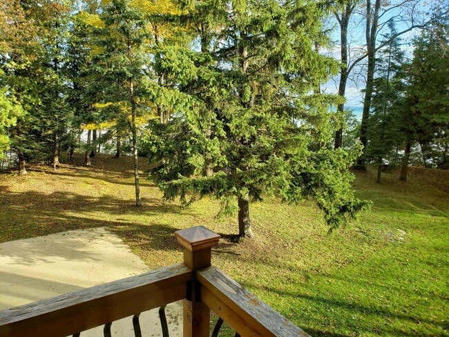 Building Photo - 598 Lake Shore Rd