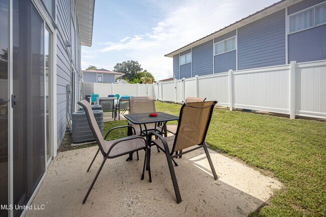 Building Photo - TDY & Snow Birds 2/1.5!