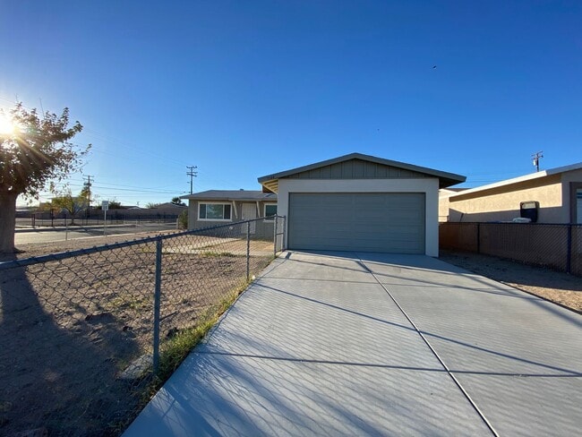 Building Photo - 3 BEDROOM 2 BATH HOUSE LOCATED CLOSE TO SC...