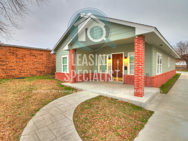 Building Photo - Central Norman 4 Bed 3 Bath House Ready fo...