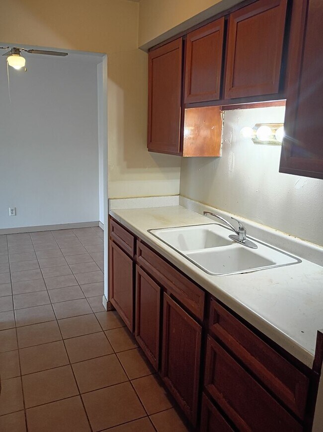 Building Photo - Just Listed  2 bed 1 bath in Kenosha!
