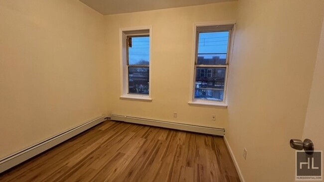 Building Photo - FRESHLY RENOVATED SUNNY AND SPACIOUS  1.5 ...