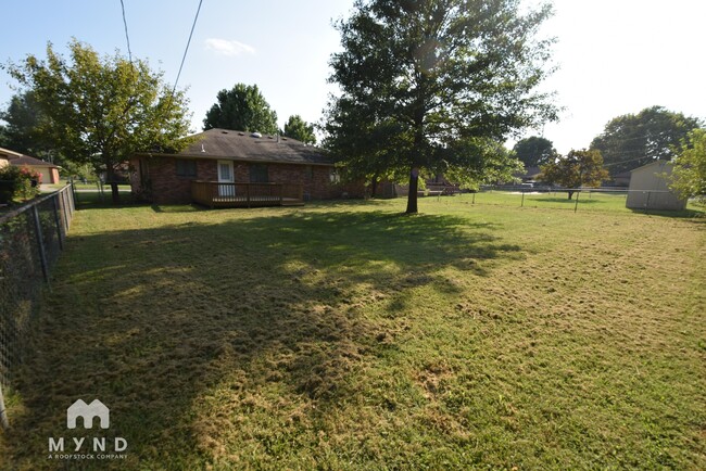 Building Photo - 1155 W Lindberg St