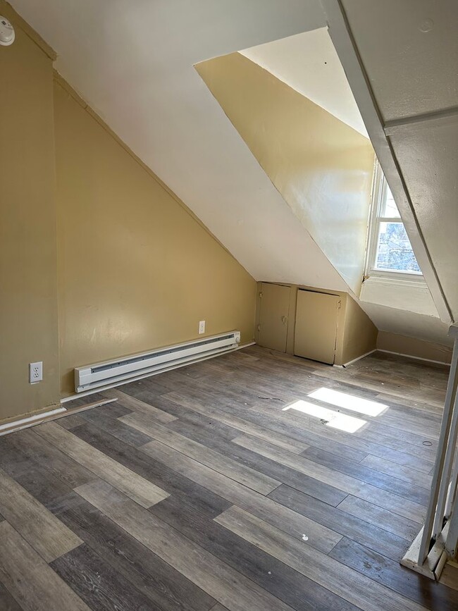Building Photo - 3 Bedroom House