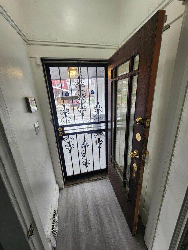 Building Photo - 552 E 120th St