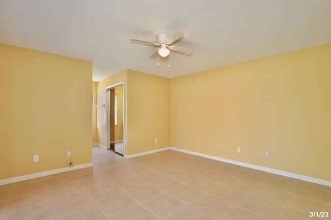 Building Photo - Gorgeous 2/2 Spacious Home with a Large Ba...