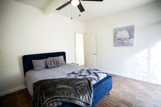 Building Photo - 604 E 8th St