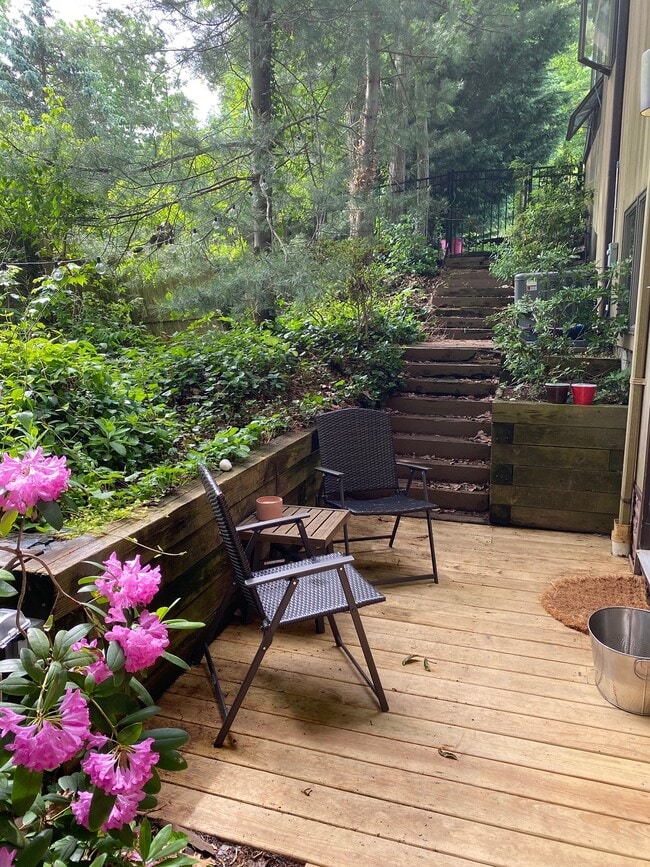 Building Photo - 145 Oakwood Rd