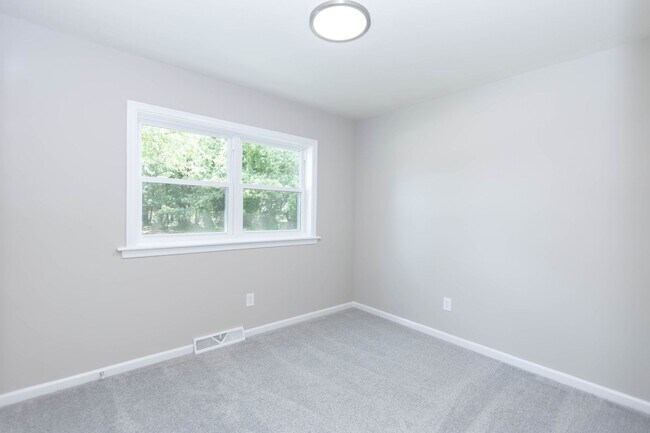 Building Photo - Renovated 3bdr 2bth rancher in the heart of Newport News