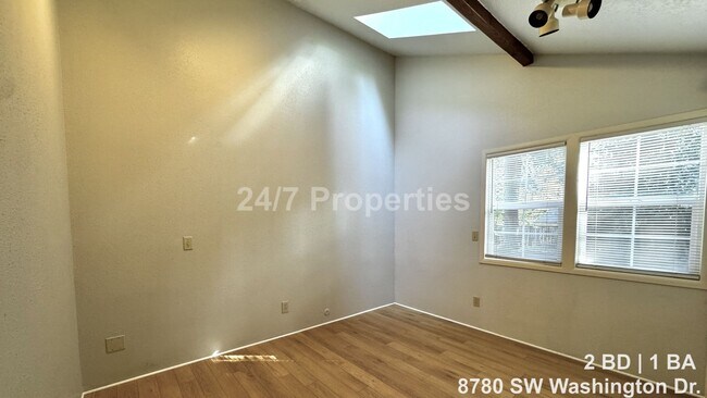 Building Photo - Bright 2 BD | 1 BA Home - A Hidden Gem in Garden Home!