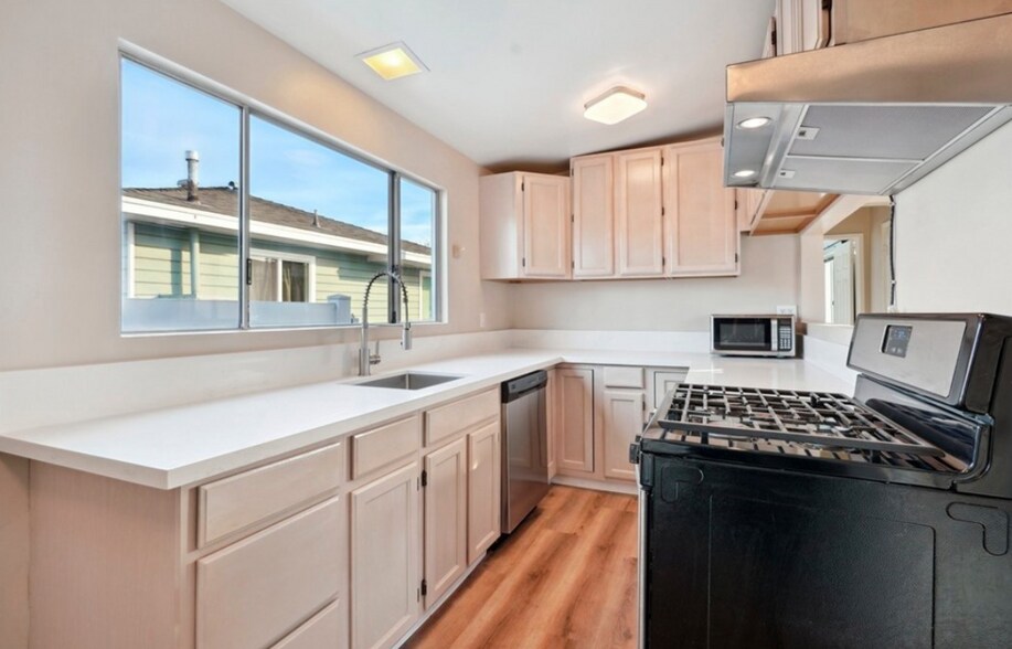 Building Photo - 313 E Silva St