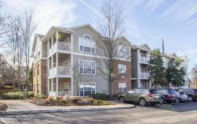 Building Photo - 2025 Woodmont Blvd