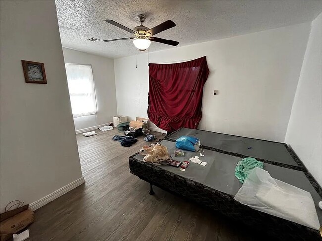 Building Photo - 1110 W Elder Ave