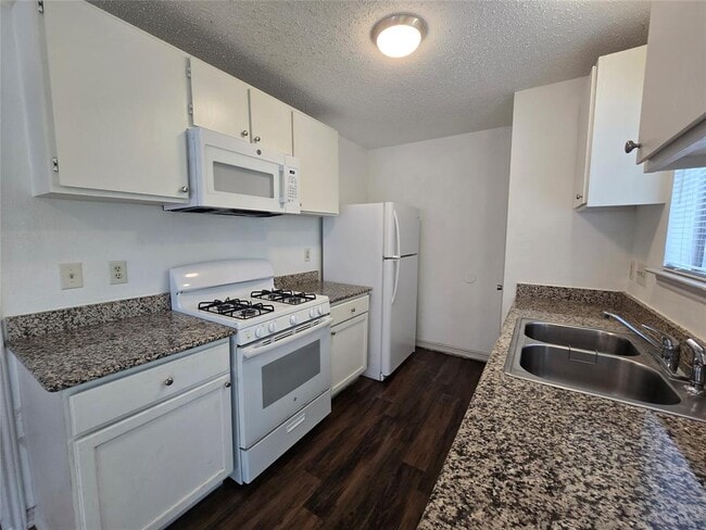 Building Photo - 807 Meadowcreek Dr
