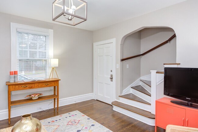 Building Photo - Available Now - Adorable and Spacious!  2 ...