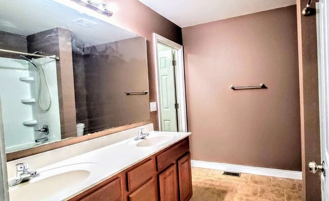 Building Photo - Home near FLW!