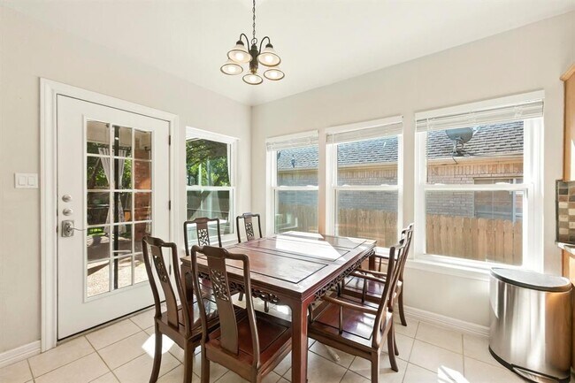 Building Photo - 9281 Scenic Bluff Dr