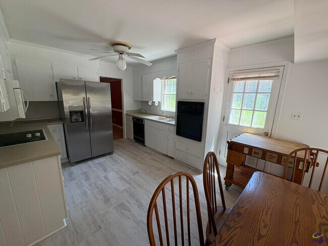 Building Photo - 1442 Maplewood Dr